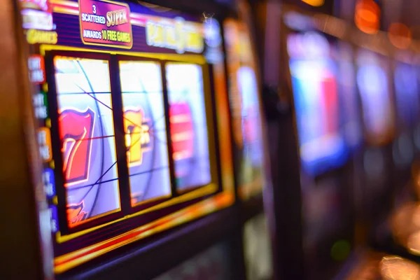 semut live-dealer studio with professional dealers and HD broadcast