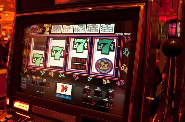 Live dealer managing a Texas Hold'em Bonus table at semut